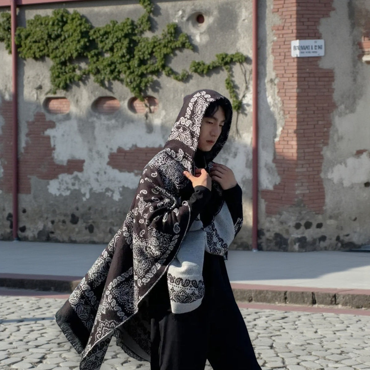 Poncho chaud homme design oriental