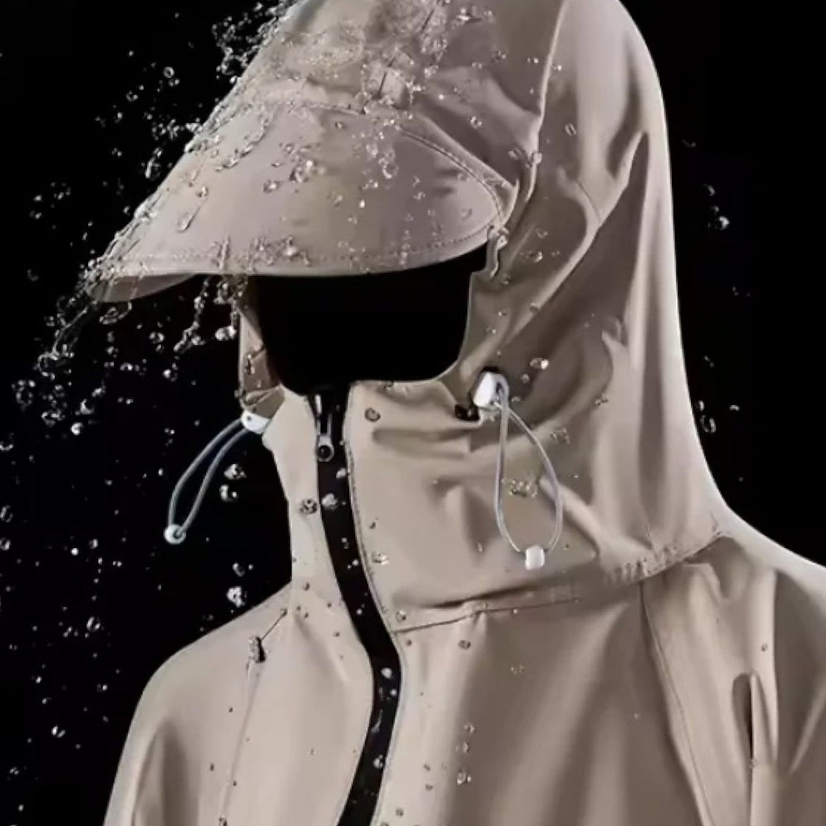 Poncho de pluie imperméable sous les gouttes d'eau